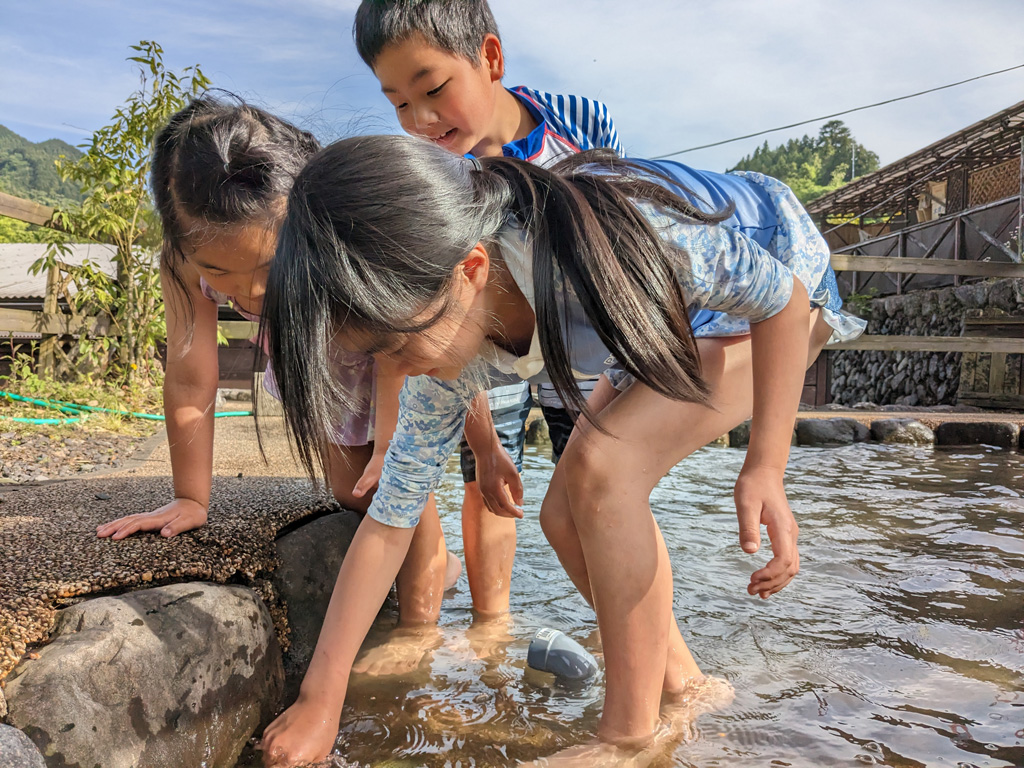 魚つかみ取り体験/「ケニーズ・ファミリー・ビレッジ」(埼玉県/飯能市)