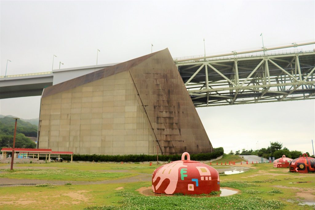 アンカレイジ（奥）とペインティングされた鋼製シンカー/道の駅あわじ（兵庫県/淡路市）