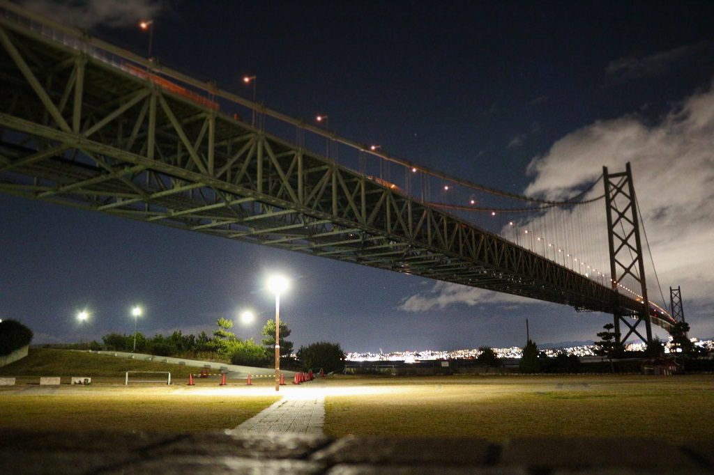 イルミネーションに彩られる明石海峡大橋/道の駅あわじ（兵庫県/淡路市）