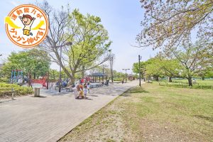 空を大きく感じる原っぱと遊具やスポーツも楽しめる武蔵野中央公園(武蔵野市)