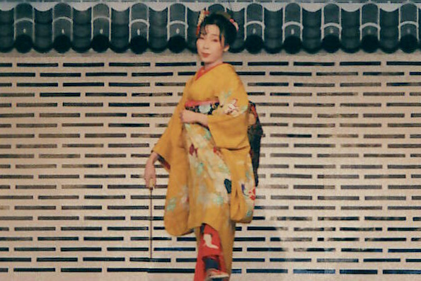 校内の講堂を使って、みんなで手づくりの公演を行った際の1枚