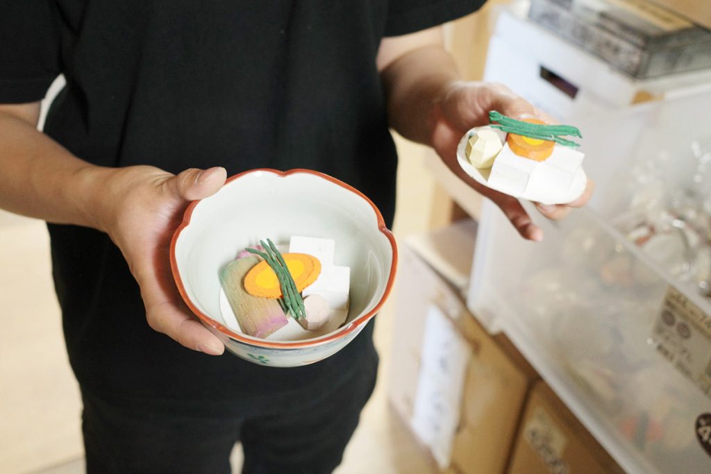 木片と紙で出来ている「うま煮」の小道具