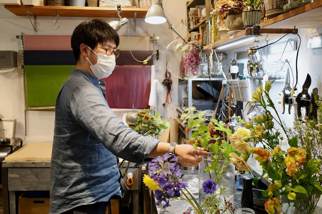 花屋│LUFF（ラフ）　花束作りをする上村さん