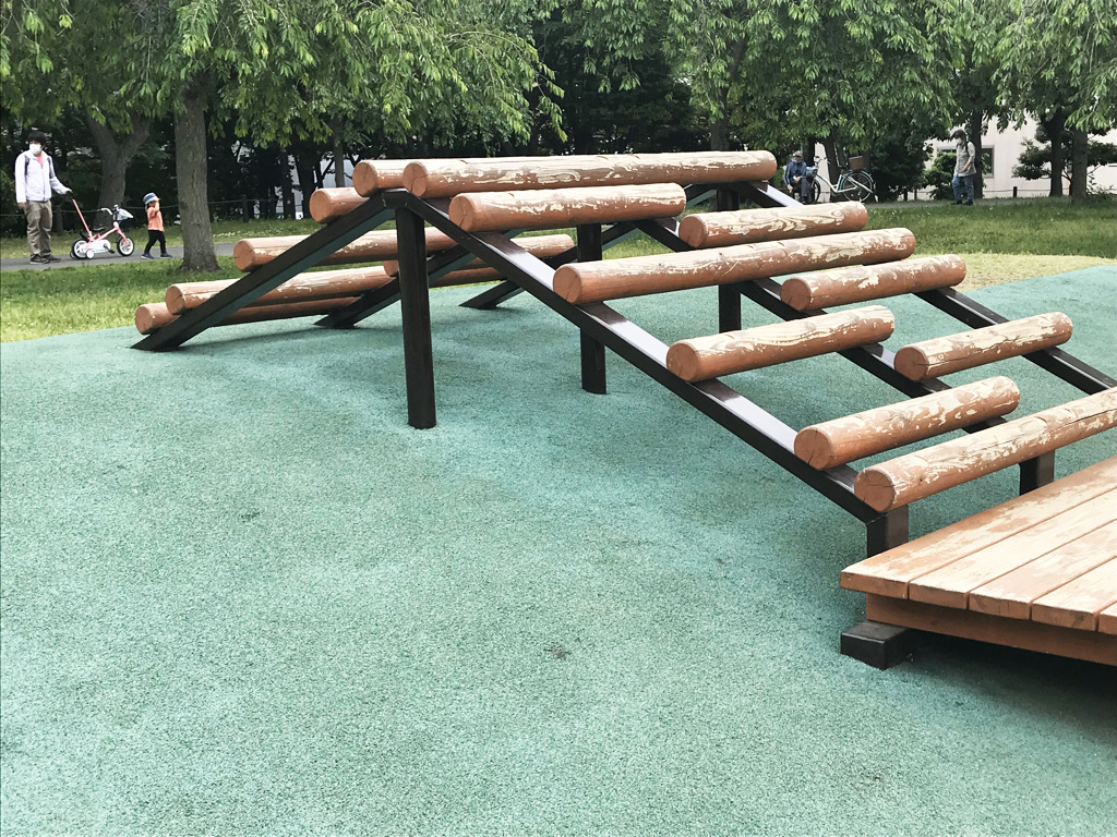 「丸太アスレチック」/尾久の原公園(東京都/荒川区)