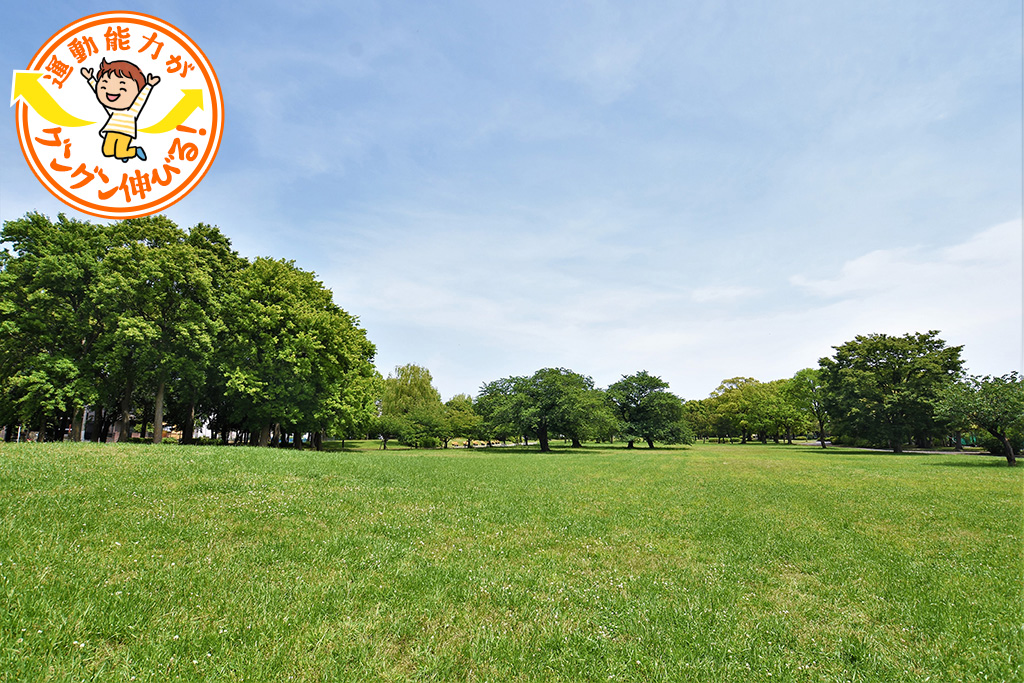 篠崎公園（江戸川区）の広大な敷地には、3つの遊具広場が点在！