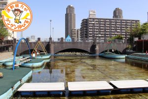 横十間川親水公園(江東区)で、スリリングな水上アスレチックに大興奮!