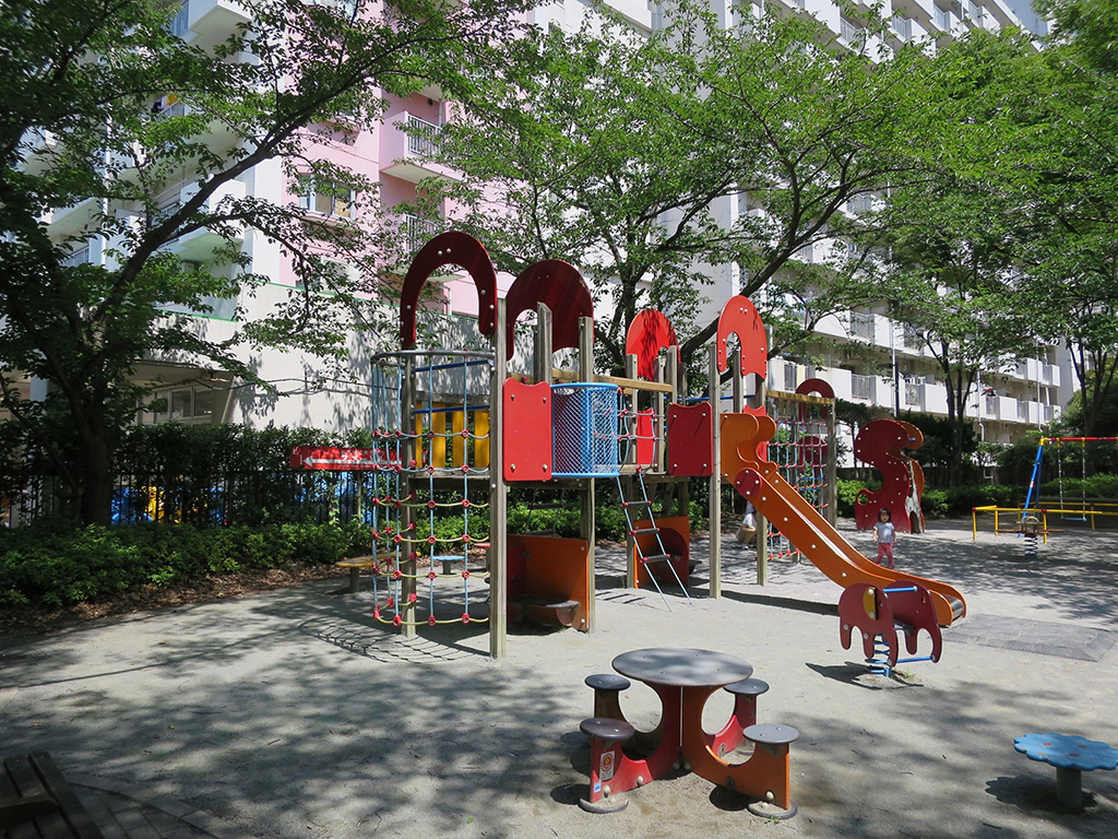 「ポップな複合遊具」/大島小松川公園(東京都/江東区)