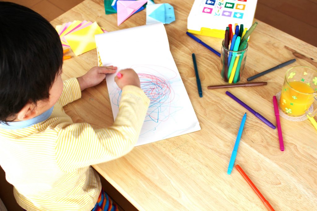 お絵かきする子ども