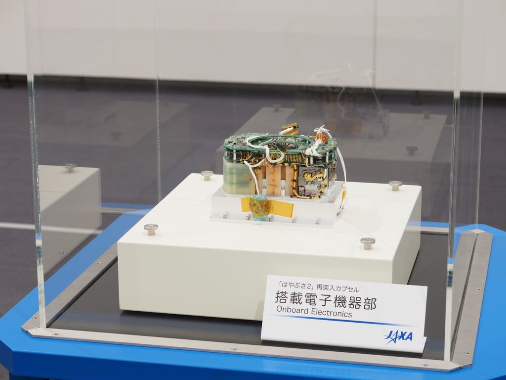 小惑星探査機「はやぶさ2」