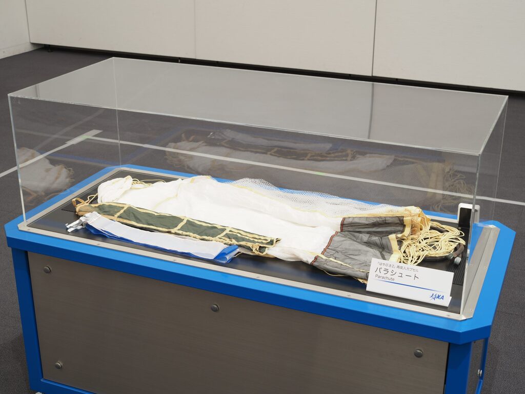 小惑星探査機「はやぶさ2」