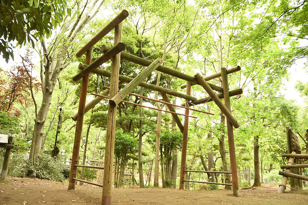 「棒わたり」／平和の森公園フィールドアスレチック（東京都／大田区）