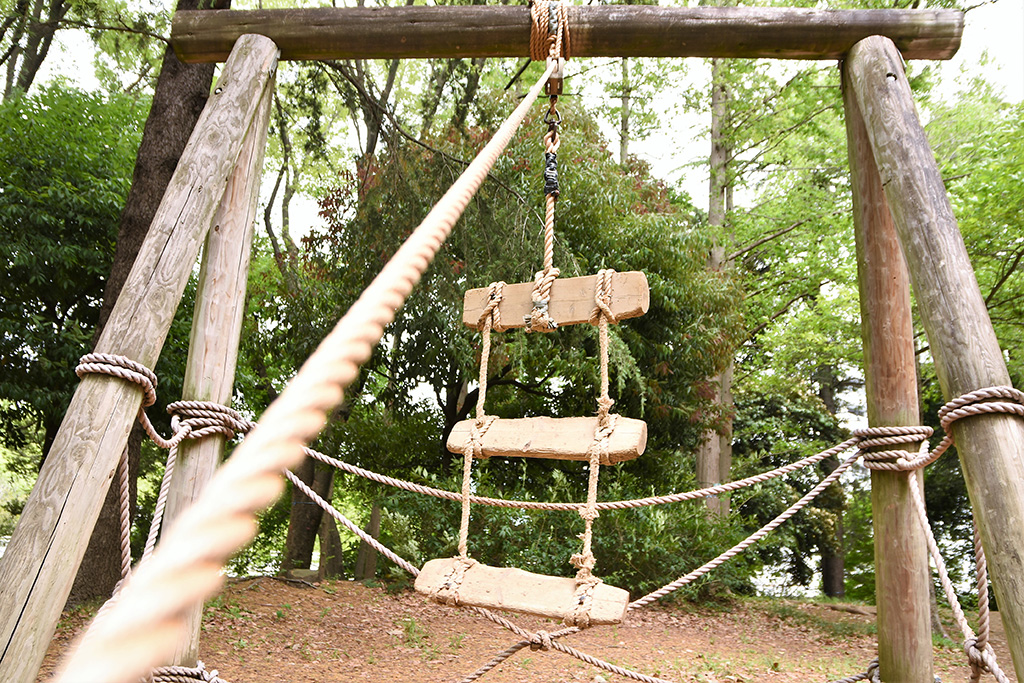 「丸太上げ」／平和の森公園フィールドアスレチック（東京都／大田区）