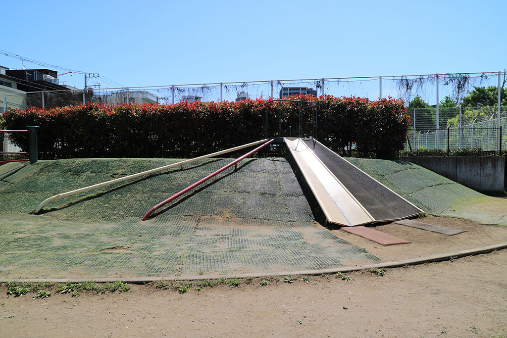 「築山滑り台」／南谷端公園（東京都／北区）