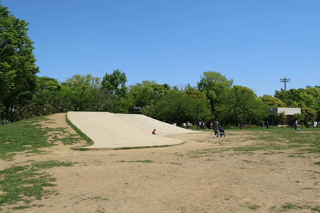 「築山滑り台」／平和の森公園（東京都／中野区）