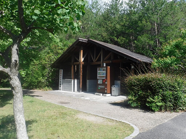ログハウス風の広いトイレ棟/草津市ロクハ公園（滋賀県/草津市）