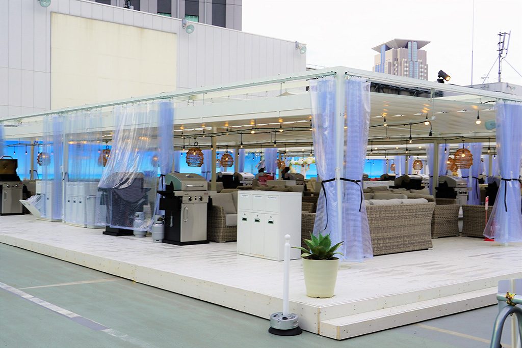 1段高くなったソファ席のあるウッドデッキ/THE BBQ BEACH in LINKS UMEDA（大阪府/大阪市）