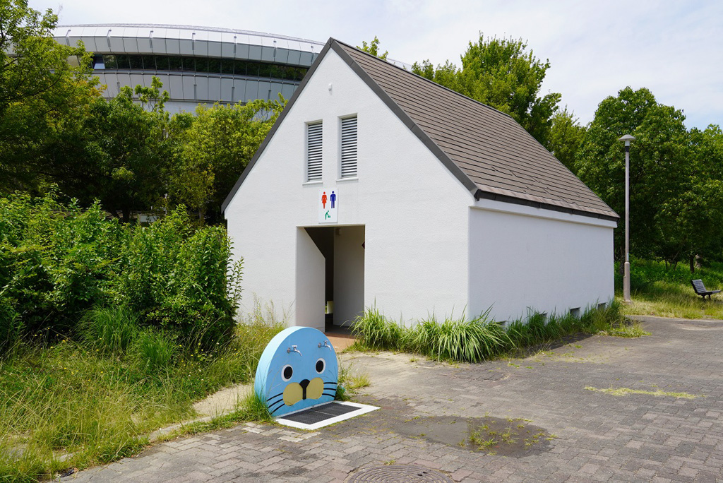 ちゃぷちゃぷ池の近くにあるトイレの前にある子ども用の水道/神戸総合運動公園(兵庫県/神戸市)
