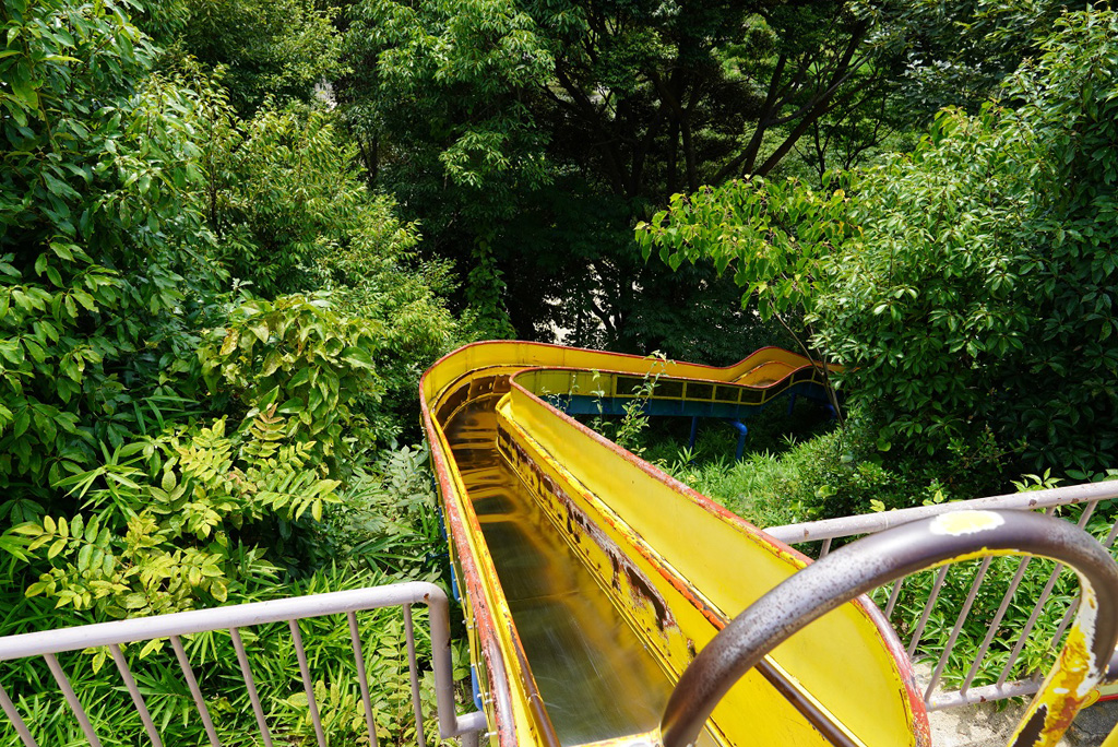 すべり台で丘下広場へ瞬間移動/神戸総合運動公園(兵庫県/神戸市)
