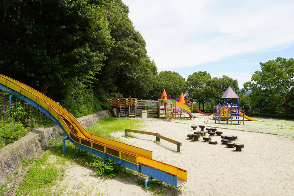 すべり台で丘下広場に到着/神戸総合運動公園(兵庫県/神戸市)