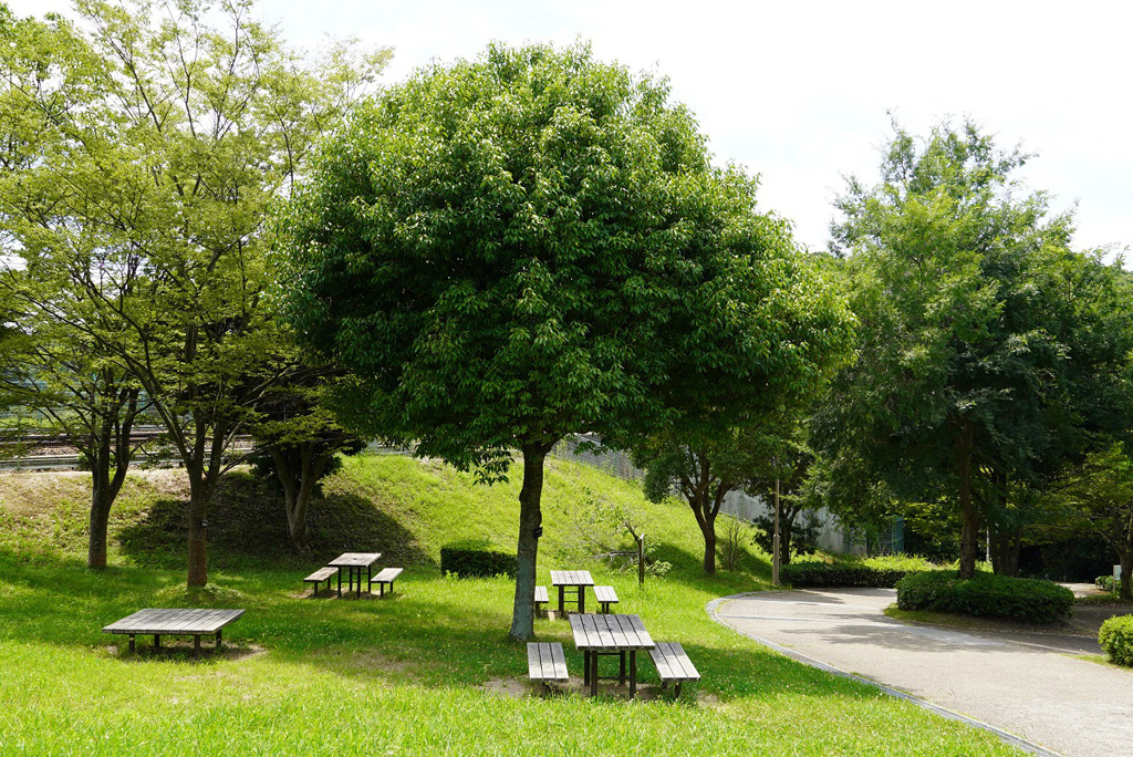 「冒険のくに」ゲート(丘下広場)近くにも、テーブルとベンチがある/神戸総合運動公園(兵庫県/神戸市)