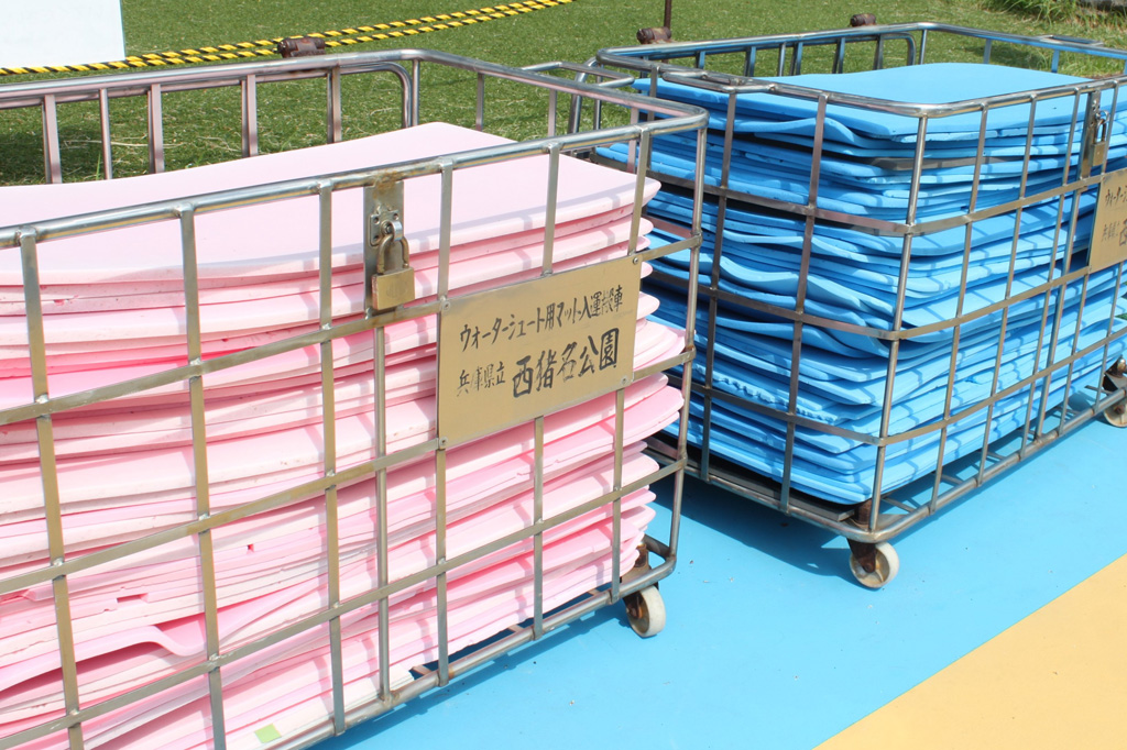 ウォータースライダーの保護マット/西猪名公園 ウォーターランド(兵庫県/川西市)