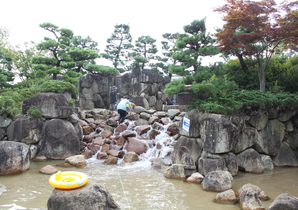 滝と岩組ゾーン/西猪名公園 ウォーターランド(兵庫県/川西市)