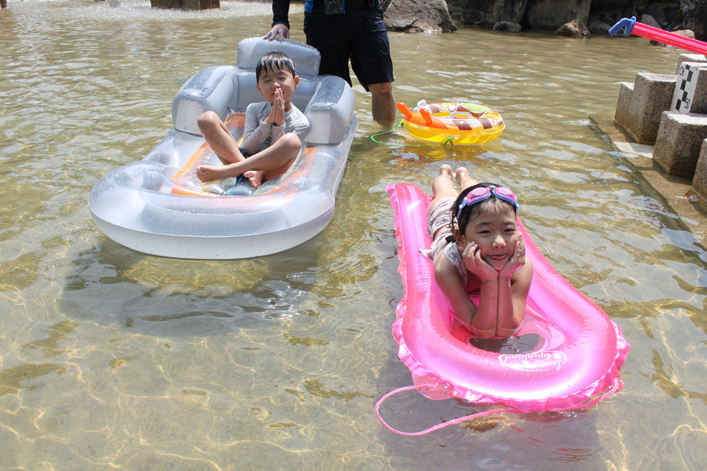 家から持ってきた浮き輪やビニールボートで遊ぶ/西猪名公園 ウォーターランド(兵庫県/川西市)