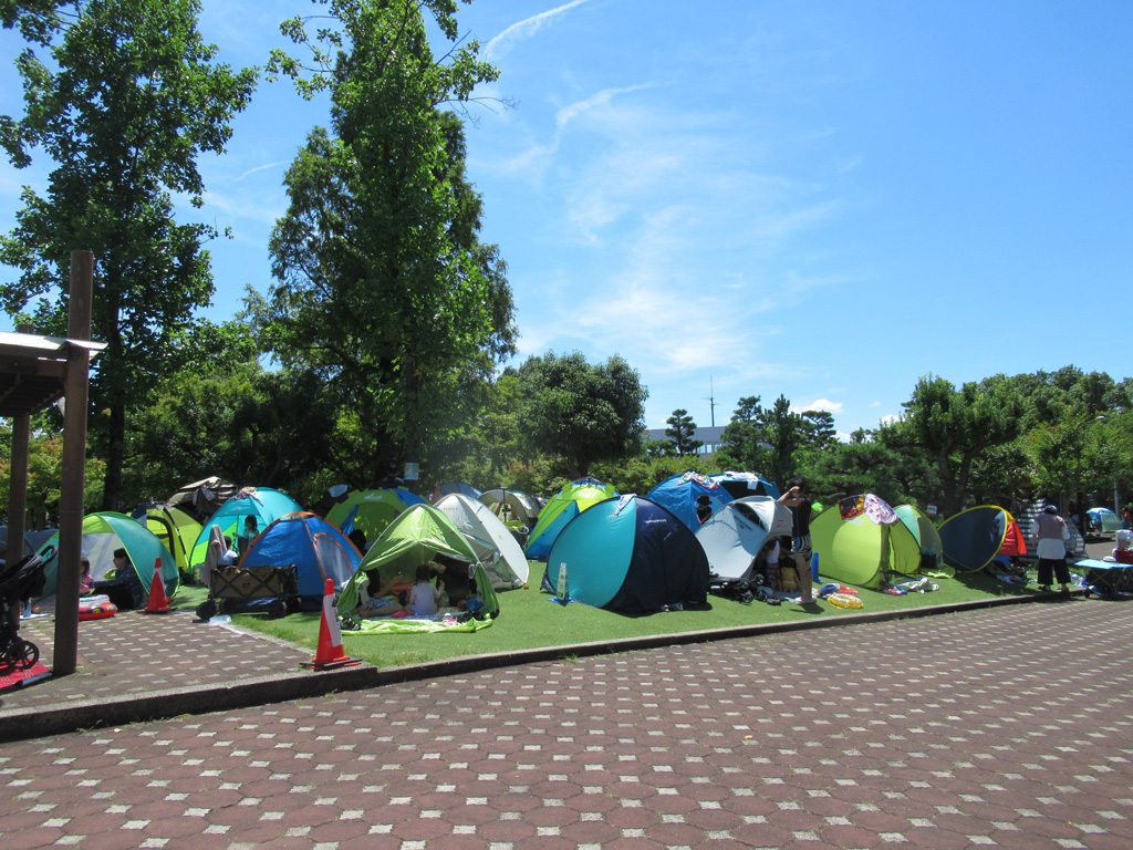 カラフルなテントが並ぶ水辺/西猪名公園 ウォーターランド(兵庫県/川西市)