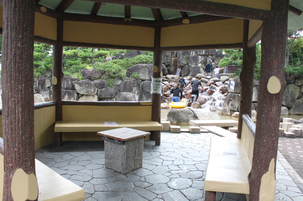 岩組のそばの休憩スポット/西猪名公園 ウォーターランド(兵庫県/川西市)