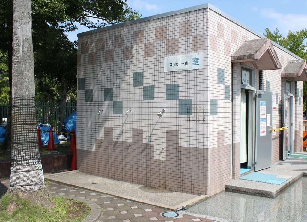 更衣室の側面にはシャワーを設置/西猪名公園 ウォーターランド(兵庫県/川西市)