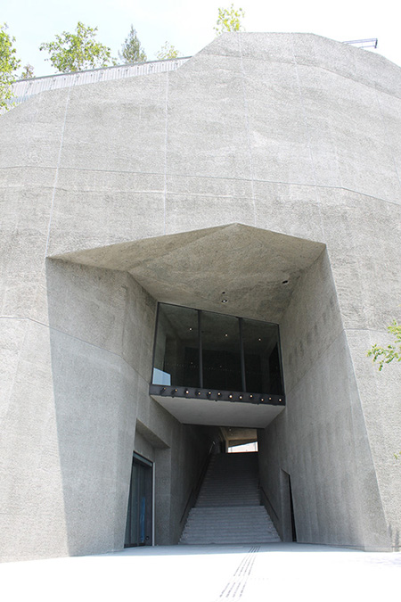 洞窟の入口のような階段を登り、探検気分で2階入場口へ/átoa(アトア)(兵庫県/神戸市)