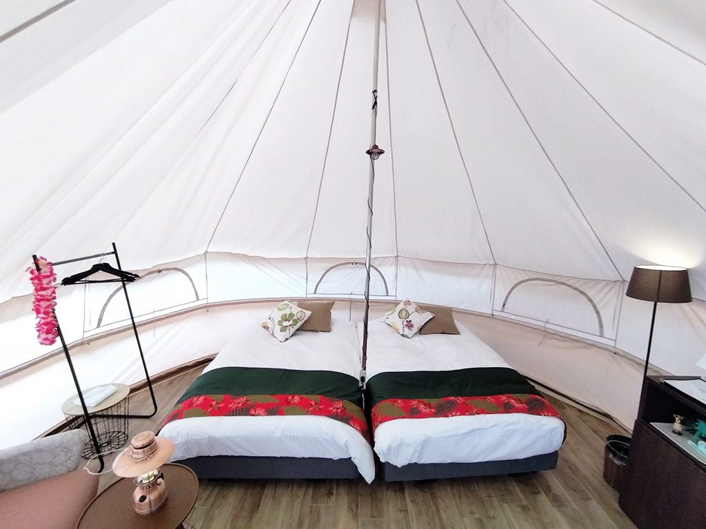 ツインベッドが配された板張りのテント/ハワイアンズグランピング　マウナヴィレッジ（スパリゾートハワイアンズ）（福島県/いわき市）