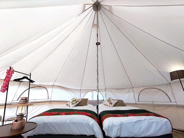 ツインベッドが配された板張りのテント/ハワイアンズグランピング マウナヴィレッジ(スパリゾートハワイアンズ)(福島県/いわき市)