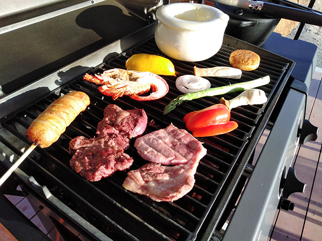 BBQ専用グリルで焼く様子/ハワイアンズグランピング マウナヴィレッジ(スパリゾートハワイアンズ)(福島県/いわき市)