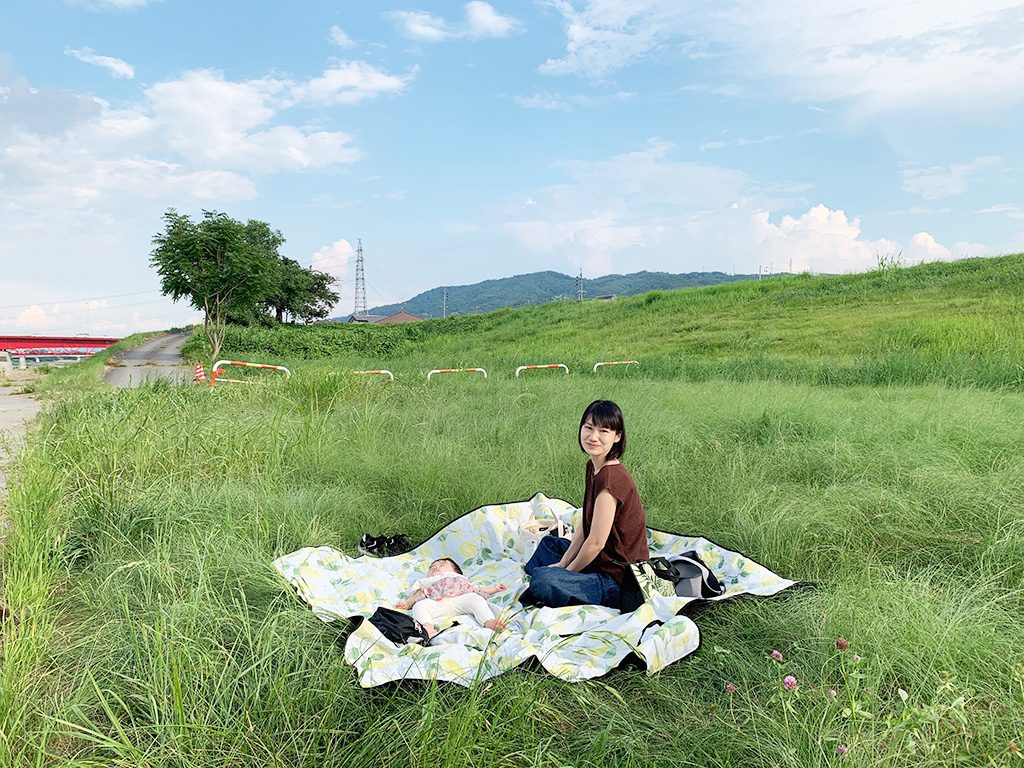 千曲川沿いでピクニックする様子