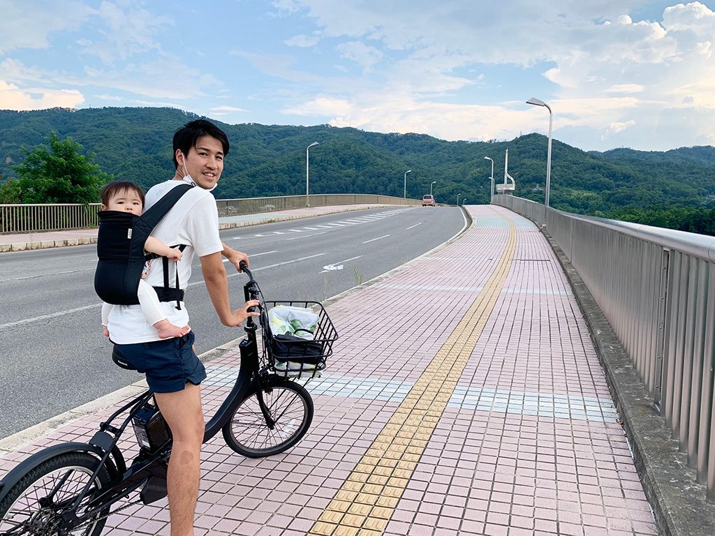 子どもを背負ってサイクリングしたときのようす