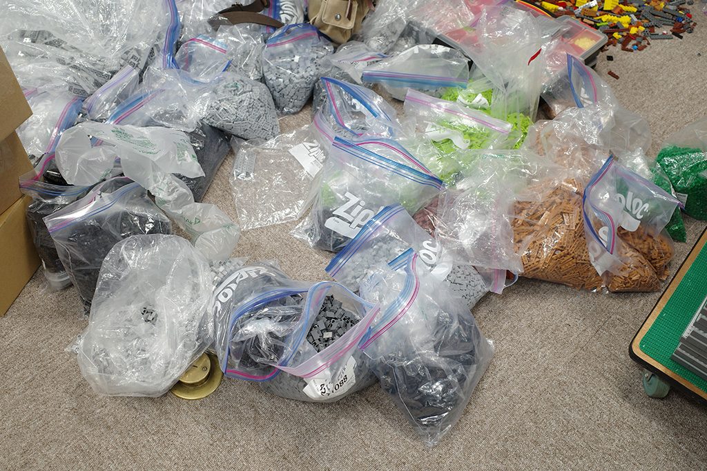 「ジップロック」に小分けしたパーツ