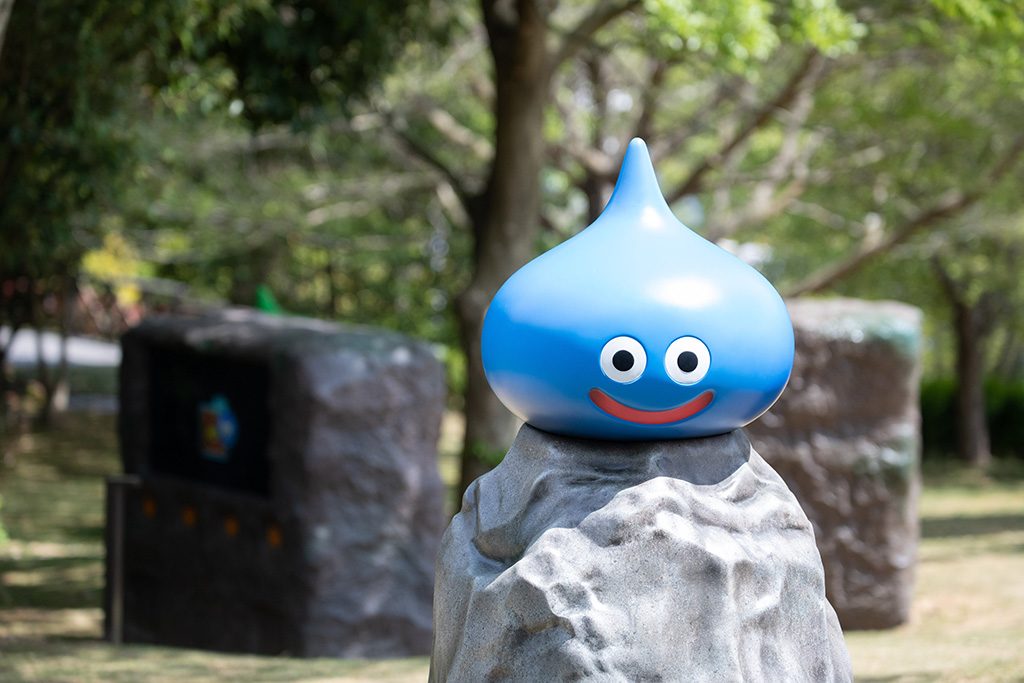 森の中にいるスライム/ニジゲンノモリ ドラゴンクエスト アイランド 大魔王ゾーマとはじまりの島(兵庫県/淡路市)