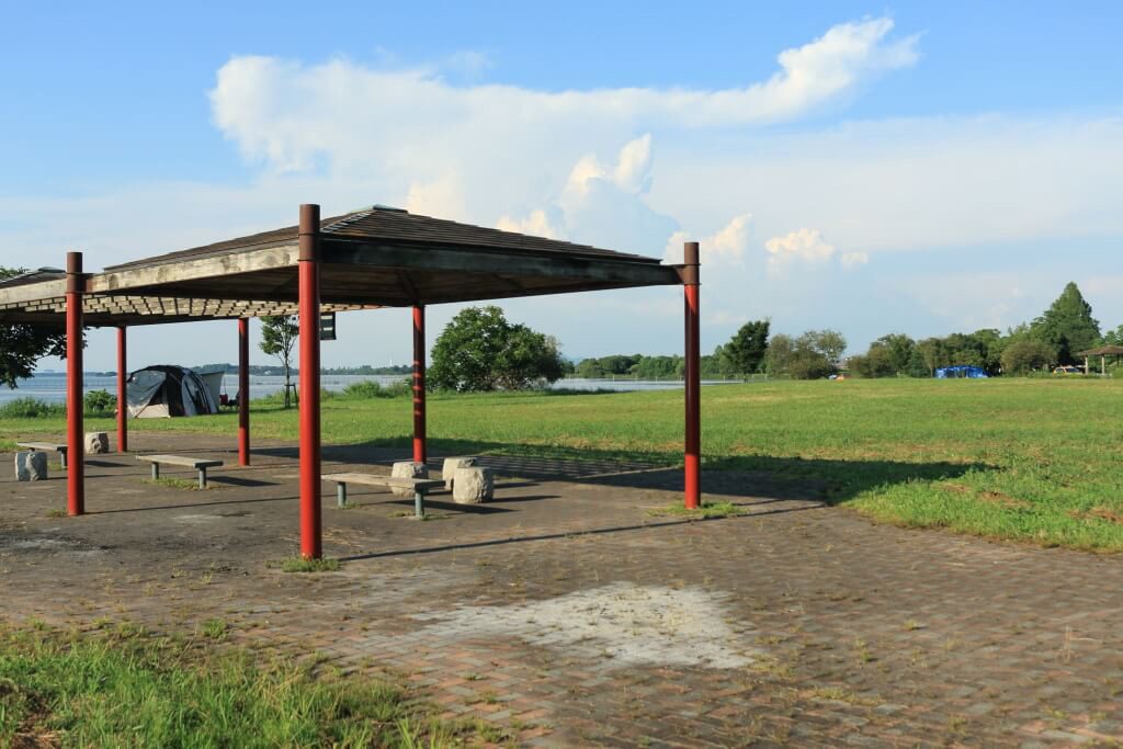 タープがなくても屋根の下でピクニックも可/滋賀県営都市公園湖岸緑地
