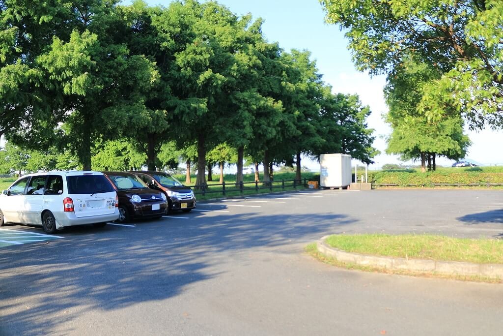 日陰を利用して停められる場合も/滋賀県営都市公園湖岸緑地