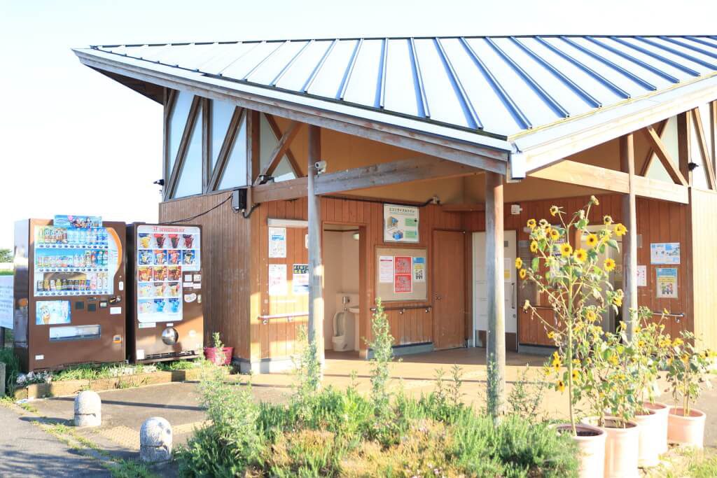 駐車場に隣接する多目的トイレ/滋賀県営都市公園湖岸緑地