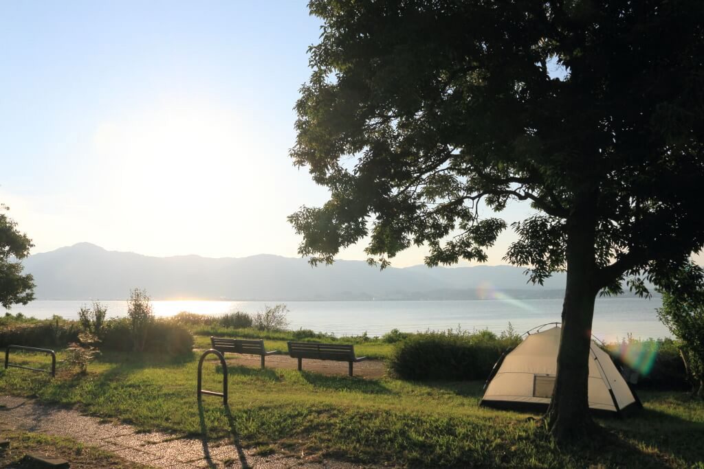 湖岸そばでテントが張れます/滋賀県営都市公園湖岸緑地