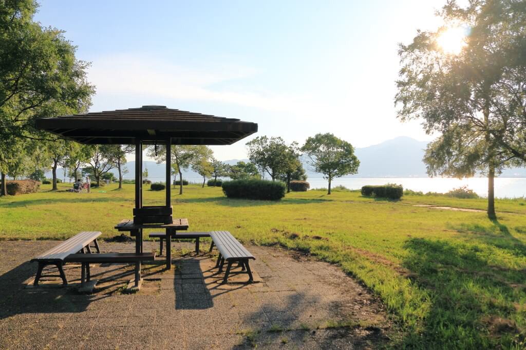 テーブルやベンチもあります/滋賀県営都市公園湖岸緑地