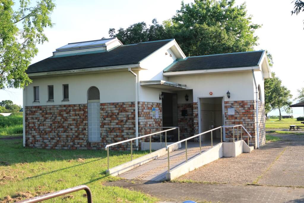 多目的トイレも完備/滋賀県営都市公園湖岸緑地