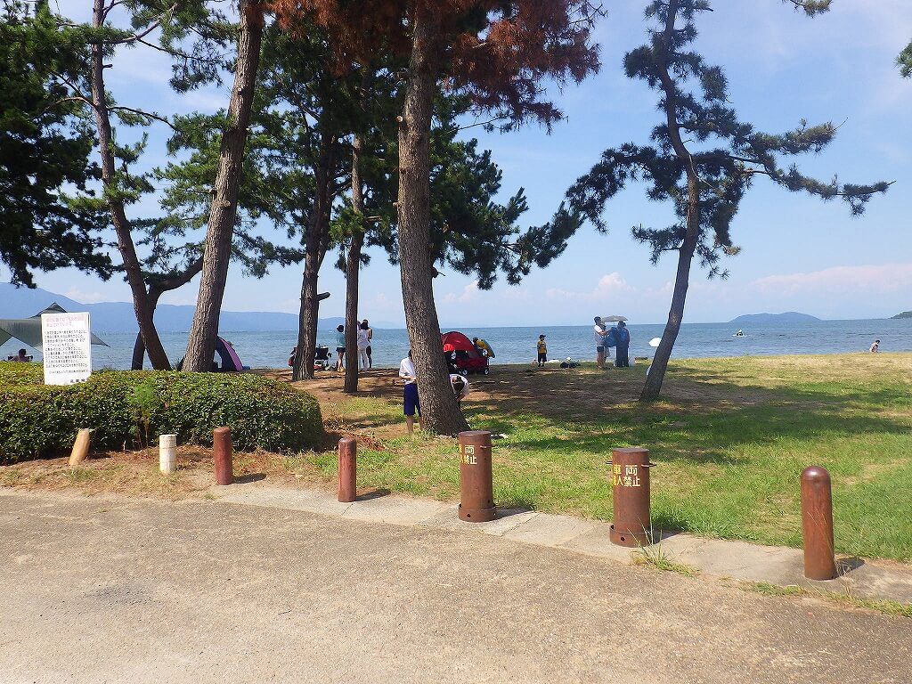 琵琶湖とその先の比良山系に遮るものがない空/滋賀県営都市公園湖岸緑地