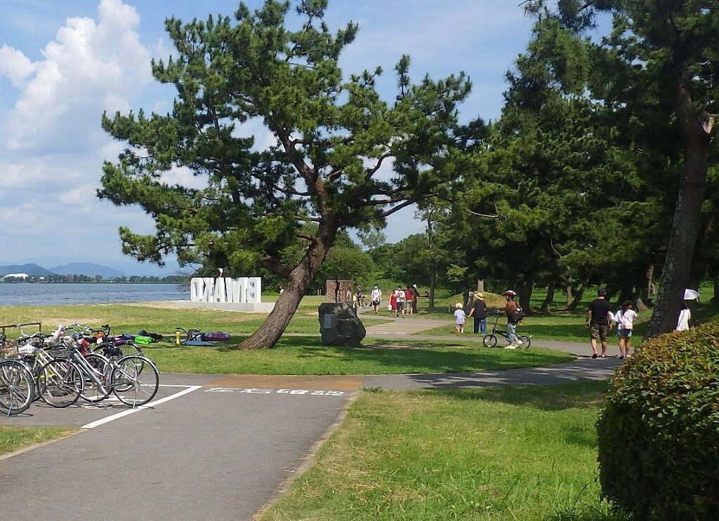 琵琶湖や空をバックに映える白いBIWAKOモニュメント/滋賀県営都市公園湖岸緑地