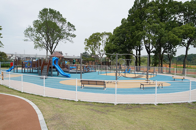 「冒険の丘」ユニバーサルデザイン遊具/都立舎人公園（東京都/足立区）