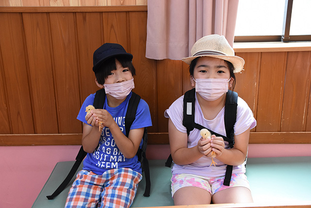 「森のふれあいハウス」でヒヨコとふれあう様子/東武動物公園（埼玉県/宮代町）