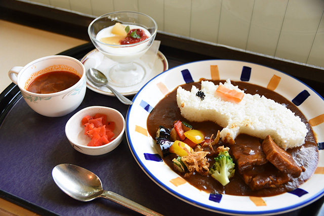 中央レストラン「「サイのエマチャンカレ～」」/東武動物公園（埼玉県/宮代町）