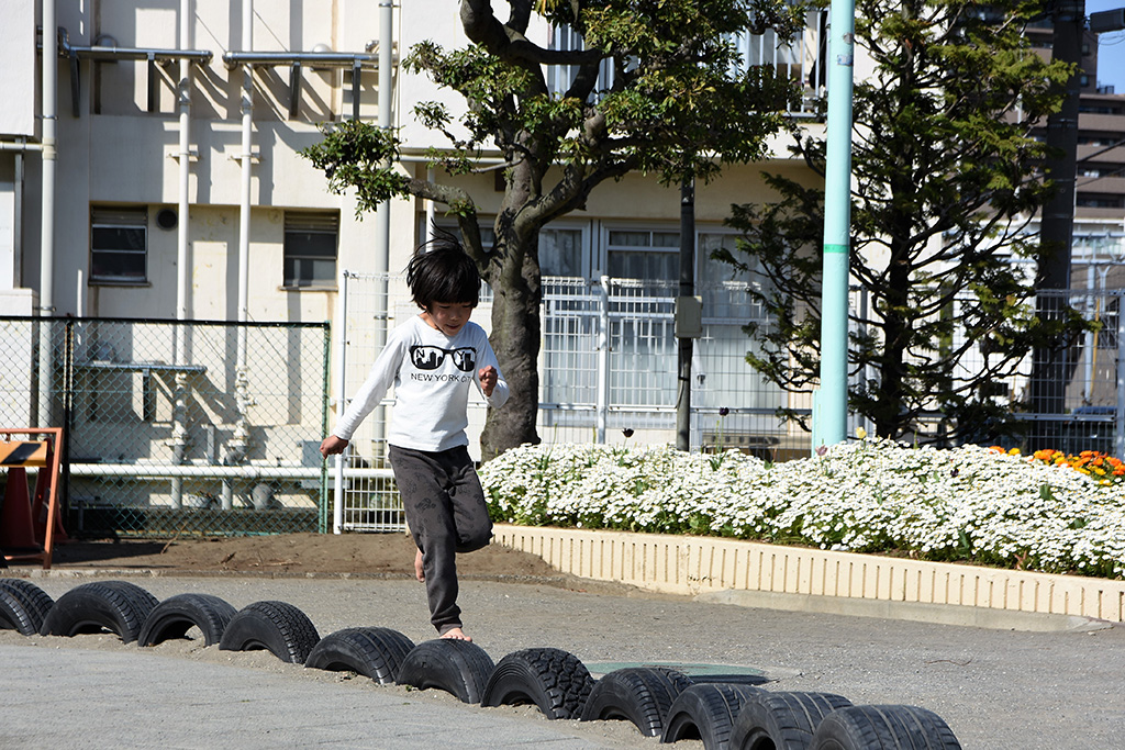 「半分埋まったタイヤ」/西六郷公園(東京都/大田区)